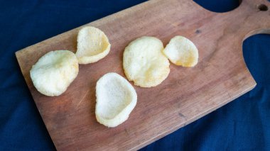 Tepsinin üzerinde kraker ya da kerupuk var.