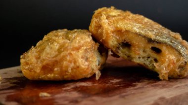 Bandeng Presto Goreng. Geleneksel mezelerle servis edilen kızartılmış yumuşak kemikli sütçü balığı.