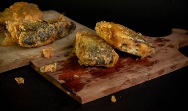 Bandeng Presto Goreng. Geleneksel mezelerle servis edilen kızartılmış yumuşak kemikli sütçü balığı.