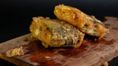 Bandeng Presto Goreng. Geleneksel mezelerle servis edilen kızartılmış yumuşak kemikli sütçü balığı.