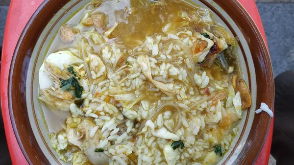 印尼原来的食物是 Soto Org 里面有拌有咖哩 西红柿和鸡蛋的米饭 非常好的早餐与纹理背景 顶部视图 — 图库照片