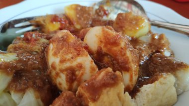 Siomay. Fıstık soslu geleneksel Endonezya yemeği. hamur tatlısı