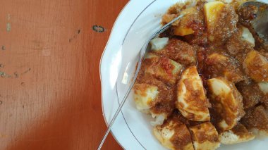 Siomay. Fıstık soslu geleneksel Endonezya yemeği. hamur tatlısı