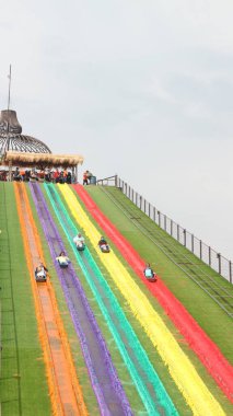 20 Ağustos 2020, Endonezya, Semarang, Endonezya: İnsanlar Dusun Semilir Semarang 'da gökkuşağı kavramına sahip modern bir yere kayıyor