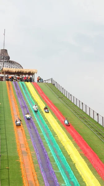 20 Ağustos 2020, Endonezya, Semarang, Endonezya: İnsanlar Dusun Semilir Semarang 'da gökkuşağı kavramına sahip modern bir yere kayıyor