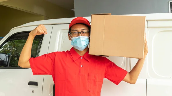 Asiatique Jeune Homme Livraison Uniforme Rouge Avec Des Paquets Forte — Photo