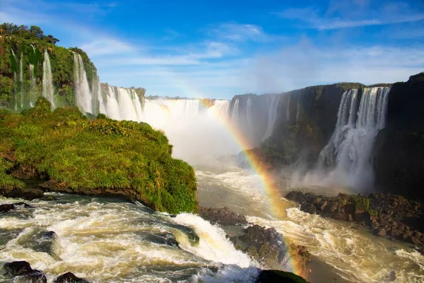 パラナ州のイグアチュの滝は 世界の驚異の一つと考えられています 滝の前に虹が見えます — ストック写真