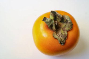 Doğada meyve haki veya caqui veya beyaz arkaplanda hurma