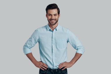 Kendine güvenen bir his. Kamera ve SMIL bakarak yakışıklı genç adam