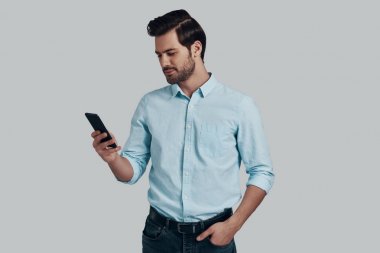 Her zaman kullanılabilir. Akıllı telefon ve smili kullanarak yakışıklı genç adam