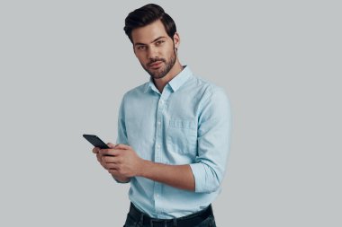 Her zaman kullanılabilir. Akıllı telefon ve Looki kullanarak yakışıklı genç adam