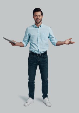 Gemide hoş geldiniz! Tam uzunluğu yakışıklı genç adam tutma silah