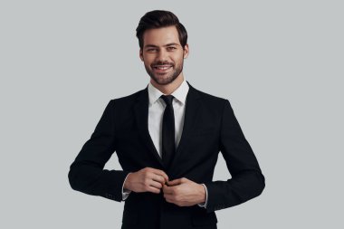 Her zaman tarzındadır. Tam takım elbise ayarlama önder yakışıklı genç adam