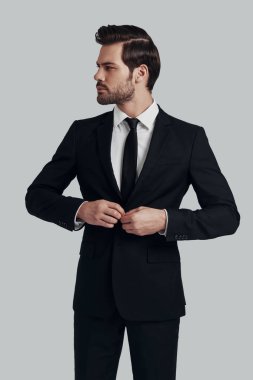 Genç ve başarılı. Tam takım elbise ayarlama yakışıklı genç adam 