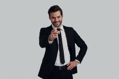 Seni seçiyorum! Tam takım elbise seni ve s işaret yakışıklı genç adam