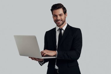 Güvenilir iş uzmanı. Tam takım elbise Looki yakışıklı genç adam