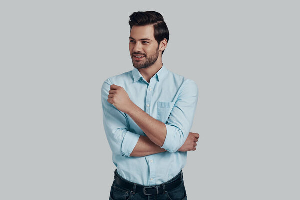 Всегда уверен в себе. Красивый молодой человек смотрит в сторону и sm
