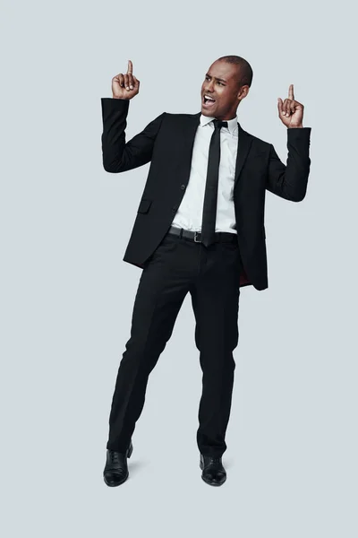 Håll dig positiv! Full längd av stilig ung afrikansk man i Formalwear göra ett ansikte och gest samtidigt stående mot grå bakgrund — Stockfoto