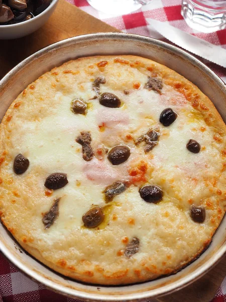 Pizza Con Mozzarella Pomodoro Taggiasche Olive Nere Acciughe Capperi Italia — Foto Stock