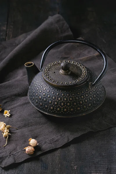 Black Iron Asian Style Teapot Dry Tea Roses Black Textile — Stock Photo, Image