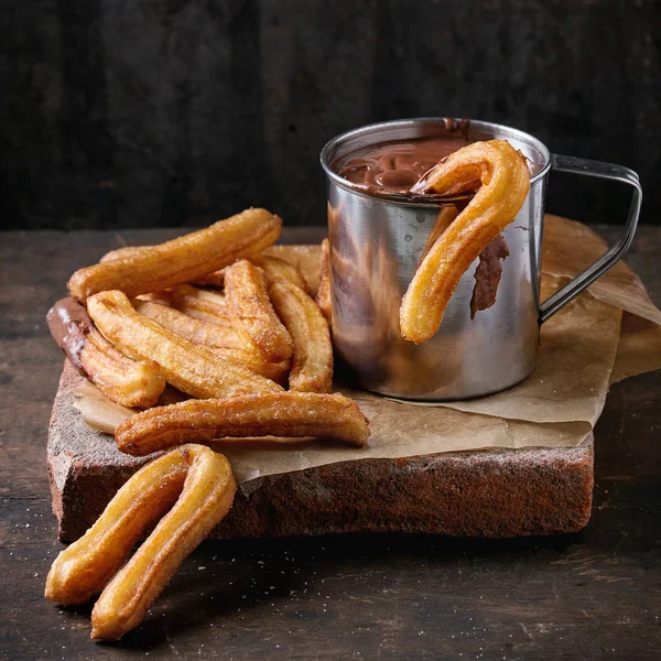 Churros Tradicionales Españoles Con Salsa Chocolate Taza Metal Servidos Sobre — Foto de Stock