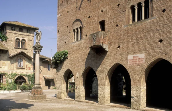 Village Centre Grazzano Visconti Italia —  Fotos de Stock