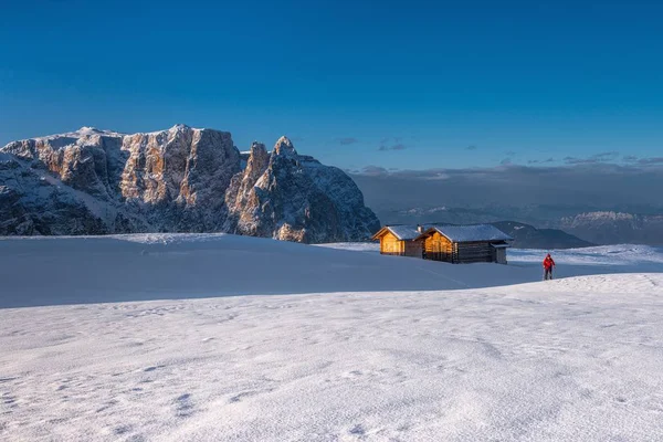 プラッチャ プフラッチ高原のスキー登山家 背景には シリアル シュラーン アルプ シウジ ドロミテ トレンティーノ アルト — ストック写真
