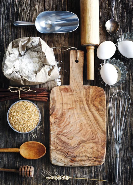Alte Küchenutensilien Requisiten Und Zutaten Auf Einem Rustikalen Holztisch Backkonzept — Stockfoto
