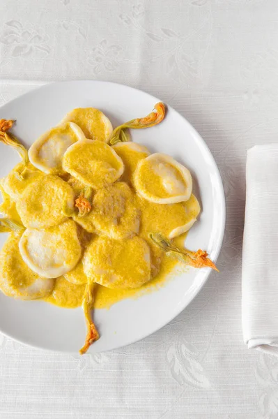 Handgjorda Pasta Med Zucchini Blommor Källkod Och Färska Zucchini Blommor — Stockfoto