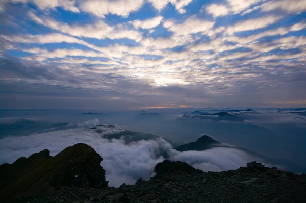 Dos Capas Nubes Monte Legnone Lombardía Italia — Foto de Stock