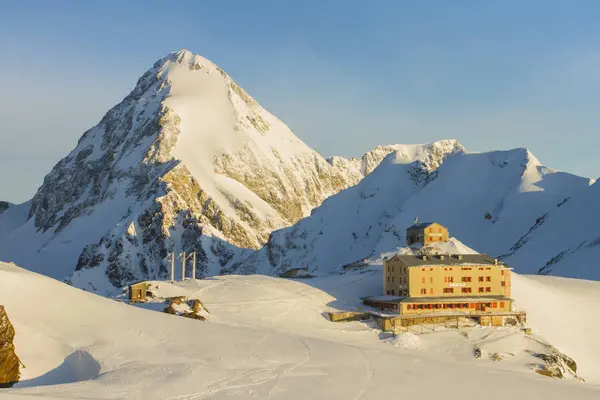 Casati Hut Med Gran Zebr Bakgrunden Ortles Cevedale Group Valtellina — Stockfoto