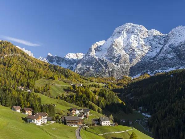 Wengen Valle Traditional Mountain Farms Clustered Hamlets Called Viles Gader — Stock Photo, Image