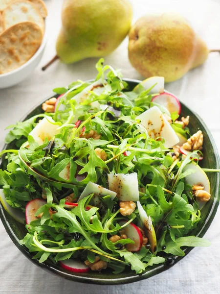 Rocket Salad Sliced Pears Pamigiano Cheese Flakes Walnuts Sliced Radishes — Stock Photo, Image