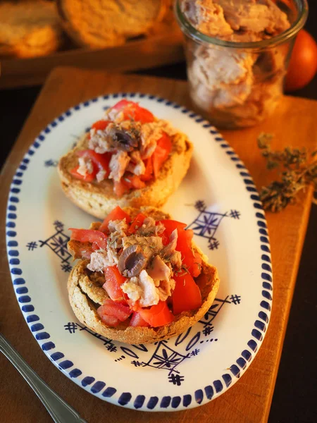 Pane Tipico Friselle Con Pomodori Tonno Olive Origano Penisola Salentina — Foto Stock