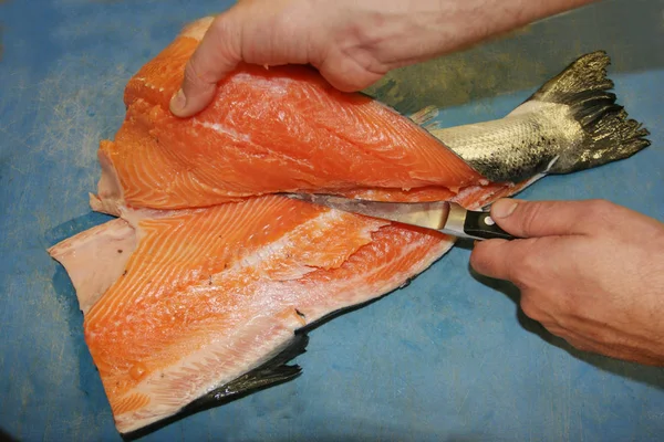 Close Van Mens Snijden Fillet Een Zalm — Stockfoto