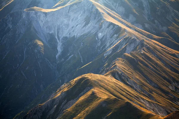 Blick vom hohen Gipfel des Berges in der Nähe des Rifugio duca degli abruzzi, 2388m auf campo imperatore, abruzzo, italien — Stockfoto