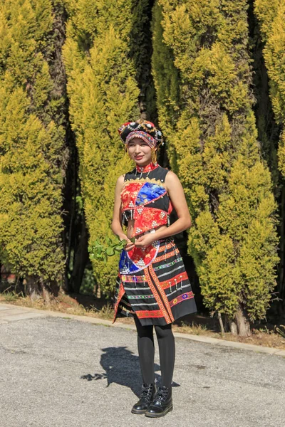 Ung Flicka Klädd Med Den Traditionella Klädsel Yunnan Kina — Stockfoto