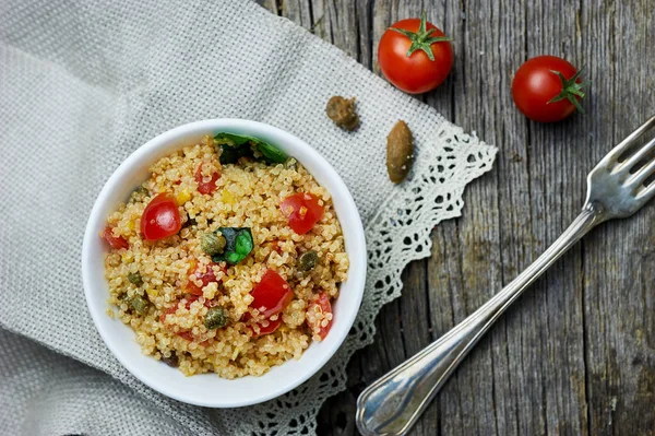 Quinoa Mediterrânica Alcaparras Manjericão Tomate — Fotografia de Stock