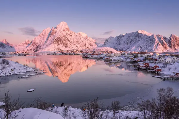 Snowy Peaks Reflected Frozen Sea Sunset Reine Bay Nordland Lofoten — Stock Photo, Image