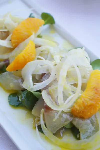生の寿司ドラム魚のサラダ フェンネルと オレンジジュースとエキストラバージンオリーブオイルをトッピング ヴィゲヴァーノ ロンバルディア州 イタリア ヨーロッパ — ストック写真