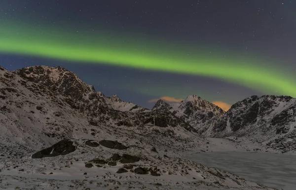 Northern Lights Sobre Lago Congelado Vikvatnet Perto Leknes Ilha Vestvagoy — Fotografia de Stock