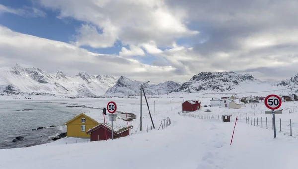 弗雷德旺村附近的伊特桑海滩 可俯瞰弗拉克斯塔多亚岛 莫塞克内索亚岛 挪威北部的洛弗顿群岛 斯堪的纳维亚 — 图库照片