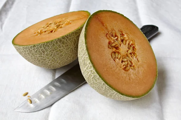 Close Van Rijpe Cantaloupe Meloen Witte Stof — Stockfoto