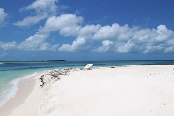 Τουριστικά Χαλαρώστε Στην Παραλία Κάτω Από Την Ομπρέλα Του Ήλιου — Φωτογραφία Αρχείου