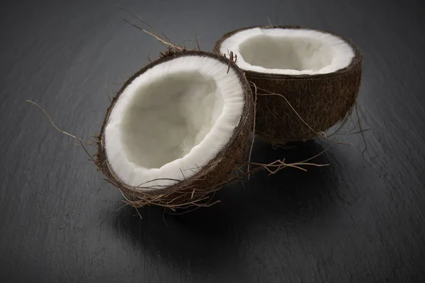 暗いスレートの背景にココナッツの果物 — ストック写真