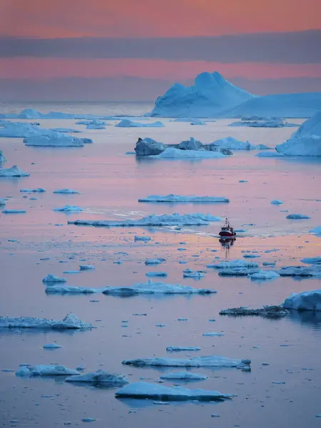伊卢利萨特冰峡湾的船也被称为康尼亚或伊卢里萨特康格鲁阿在迪斯科湾 冰峡湾被列为联合国教科文组织世界遗产 格陵兰 — 图库照片