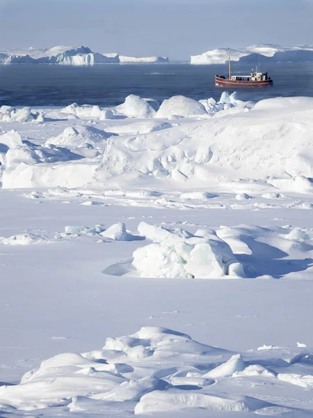 Łódź Zamarzniętej Zatoce Disko Górami Lodowymi Ilulissat Icefjord Ilulissat Jest — Zdjęcie stockowe