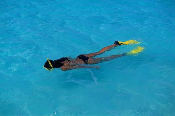 Giovane Donna Snorkeling Cala Pisano Villasimius Sinnai Provincia Cagliari Sardegna — Foto Stock