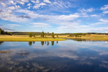 Yellowstone Nehri, Yellowstone Ulusal Parkı'ndaki Hayden Vadisi'nden yavaşça akar, Wyoming, Abd.