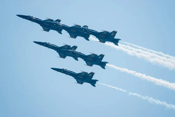 Μπλε Άγγελοι Πετούν Σφιχτό Σχηματισμό Κατά Διάρκεια Του Τορόντο Air Φωτογραφία Αρχείου